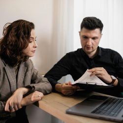 Dos personas en asesoría de comercio exterior comex y aduana