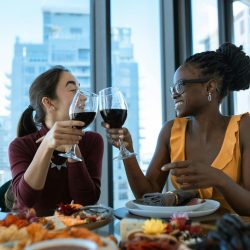Exportación de Chile al mundo. Extranjeros bebiendo vino exportado desde chile
