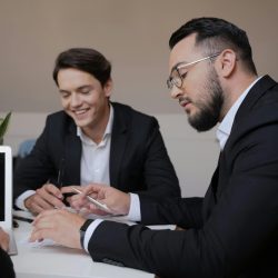 Dos personas felices tras recibir asesoramiento en tramites de aduana para su proyecto