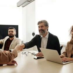 Personas felices tras reunión por proyecto de comercio exterior